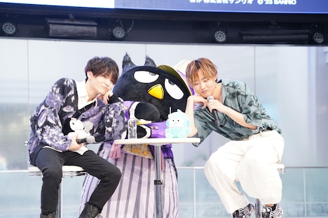 バッドばつ丸と一緒にポーズを取る坂田将吾、松岡洋平。