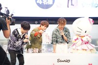 グッズを手に取る一同。