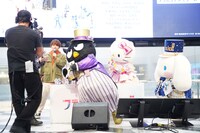 自分のフラガリアのグッズを配信カメラにアピールするバッドばつ丸。