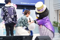 バッドばつ丸のフラガリアのグッズを渡してあげる松岡洋平。