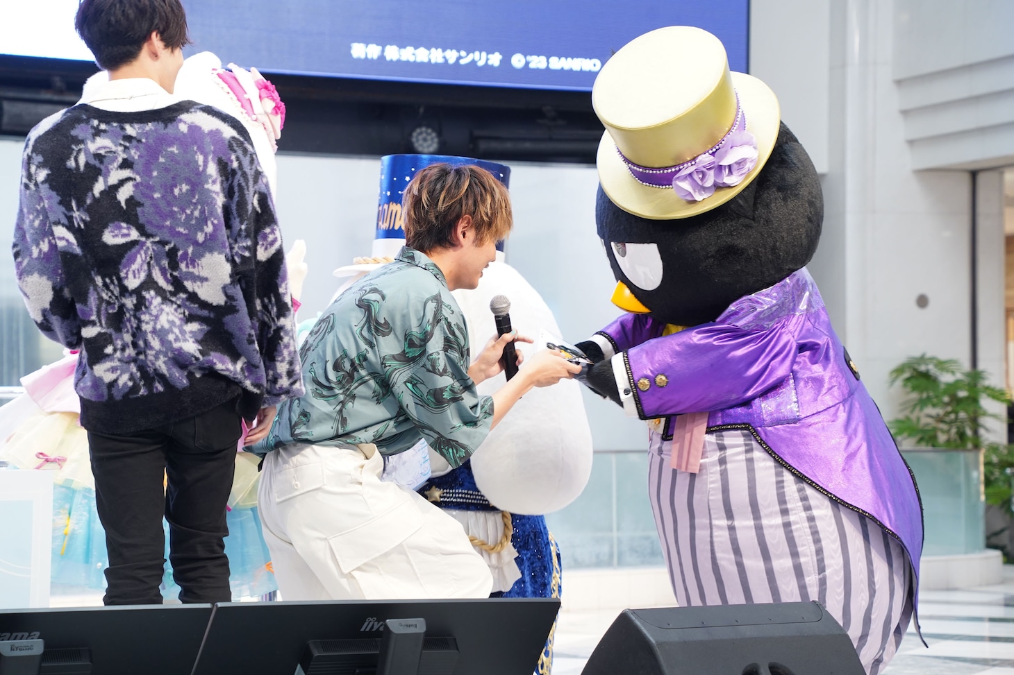 バッドばつ丸のフラガリアのグッズを渡してあげる松岡洋平。