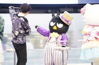 バッドばつ丸と一緒にポーズを取る坂田将吾。