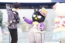 バッドばつ丸と一緒にポーズを取る坂田将吾。