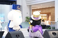 シナモロールと目線の高さを合わせるバッドばつ丸。