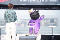 MVに合わせて踊るバッドばつ丸。