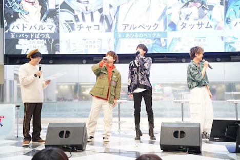 「キティちゃんがいるよー！」とサンシャインシティに来ている子供たちにアピールするキャスト陣。