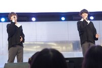 「背比べ」を歌う生田鷹司（左）、伊瀬結陸（右）。