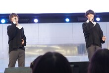 「背比べ」を歌う生田鷹司（左）、伊瀬結陸（右）。