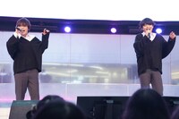 「背比べ」を歌う生田鷹司（左）、伊瀬結陸（右）。