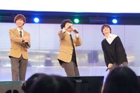 「いつかのアイムソーリー2」を歌う鵜澤正太郎（左）、中西南央（中央）、生田鷹司（右）。