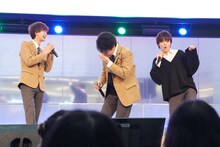 「いつかのアイムソーリー2」を歌う鵜澤正太郎（左）、中西南央（中央）、生田鷹司（右）。
