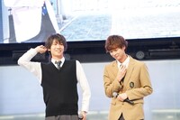 一日署長の告知画像と同じポーズを取ってみせる土田と鵜澤。