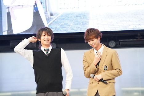 一日署長の告知画像と同じポーズを取ってみせる土田と鵜澤。