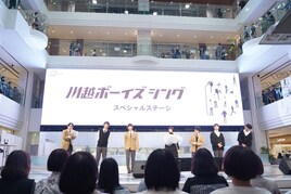 「川越ボーイズ・シング」AGFで生歌唱、噴水広場に“双子”のハーモニー響かせる