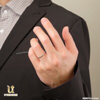 「魔法のほうきマリッジリング（石無し）」の着用イメージ。