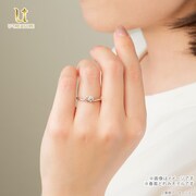 「音符モチーフエンゲージリング」の着用イメージ。