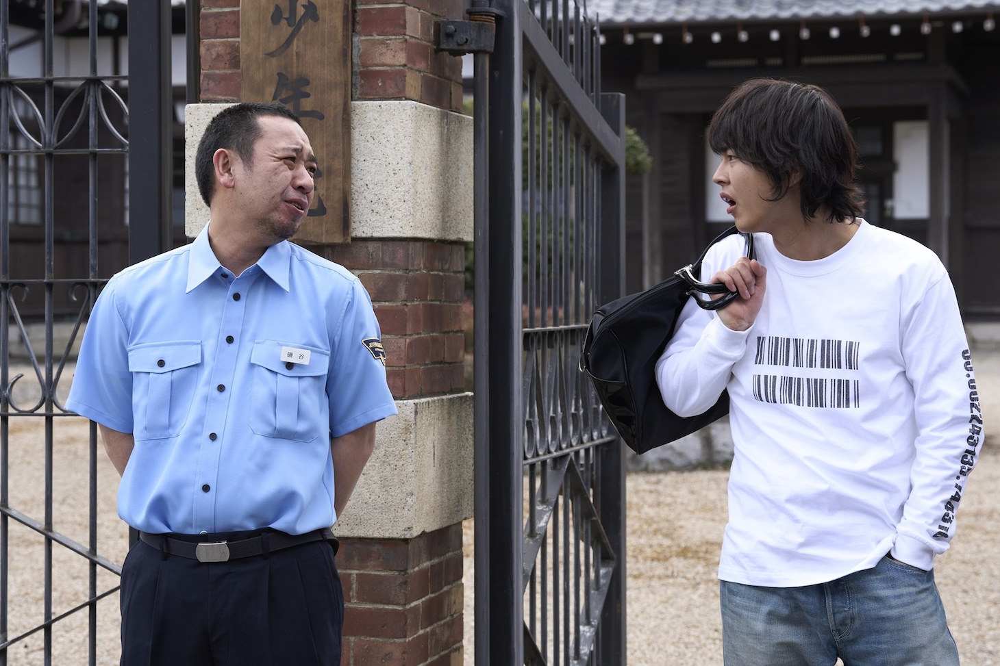 左から大悟（千鳥）演じる少年院の教官、倉悠貴演じる井口達也。