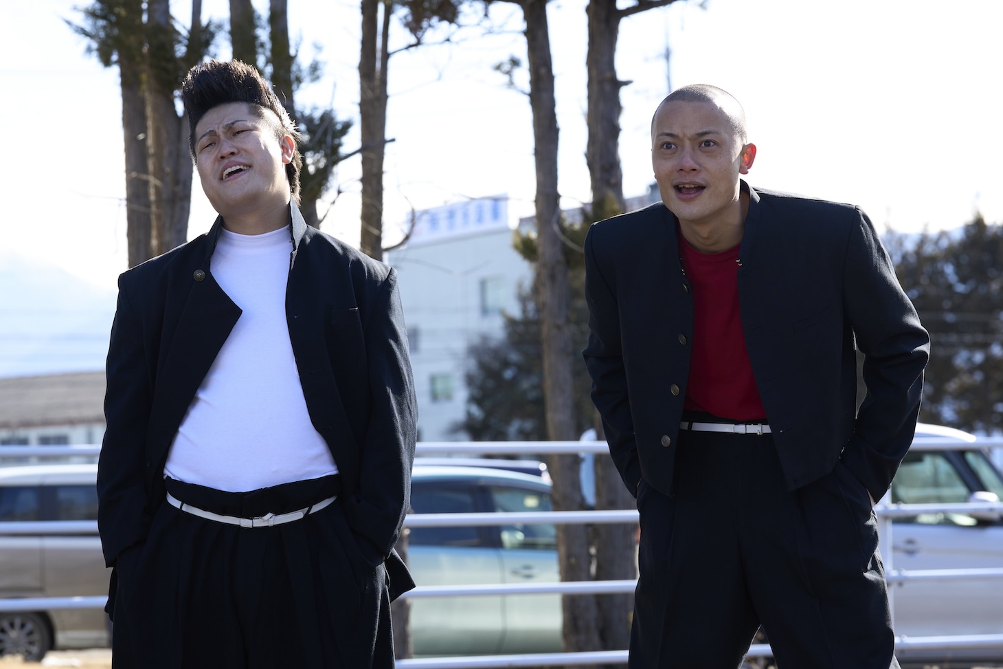 左からシモタ（シモリュウ）、バッドナイス常田演じる男たち。