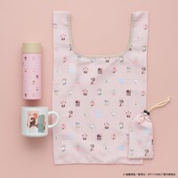 スクリューボトル、マグカップ、コンパクトバッグ。