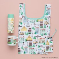 スクリューボトル、マグカップ、コンパクトバッグ。