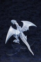 青眼の白龍のソフビフィギュア。