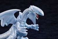 青眼の白龍のソフビフィギュア。