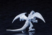 青眼の白龍のソフビフィギュア。