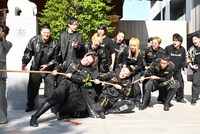 綱引きするヤンキーたち。