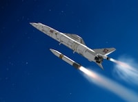 「ストラトス・フォー」OVAシリーズの場面カット。