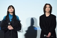 左から早見沙織、小野賢章。