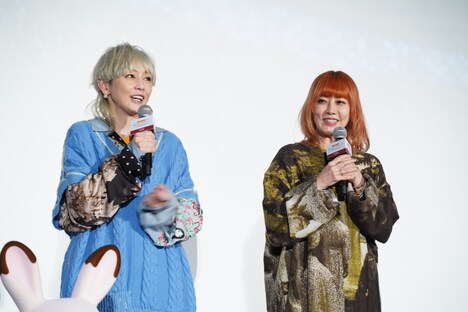 左からPUFFYの吉村由美、大貫亜美。