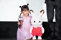 村方乃々佳とクレム。イベント中もしきりに「かわいい」とクレムの頭を撫でていた。