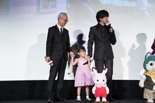 唐突に手をつなぎだす村方乃々佳。小中和哉監督とDAIGOは笑顔で最後まで手をつないでいた。