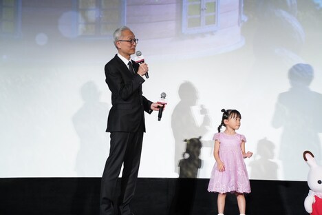 小中和哉監督にマイクを任せる村方乃々佳。