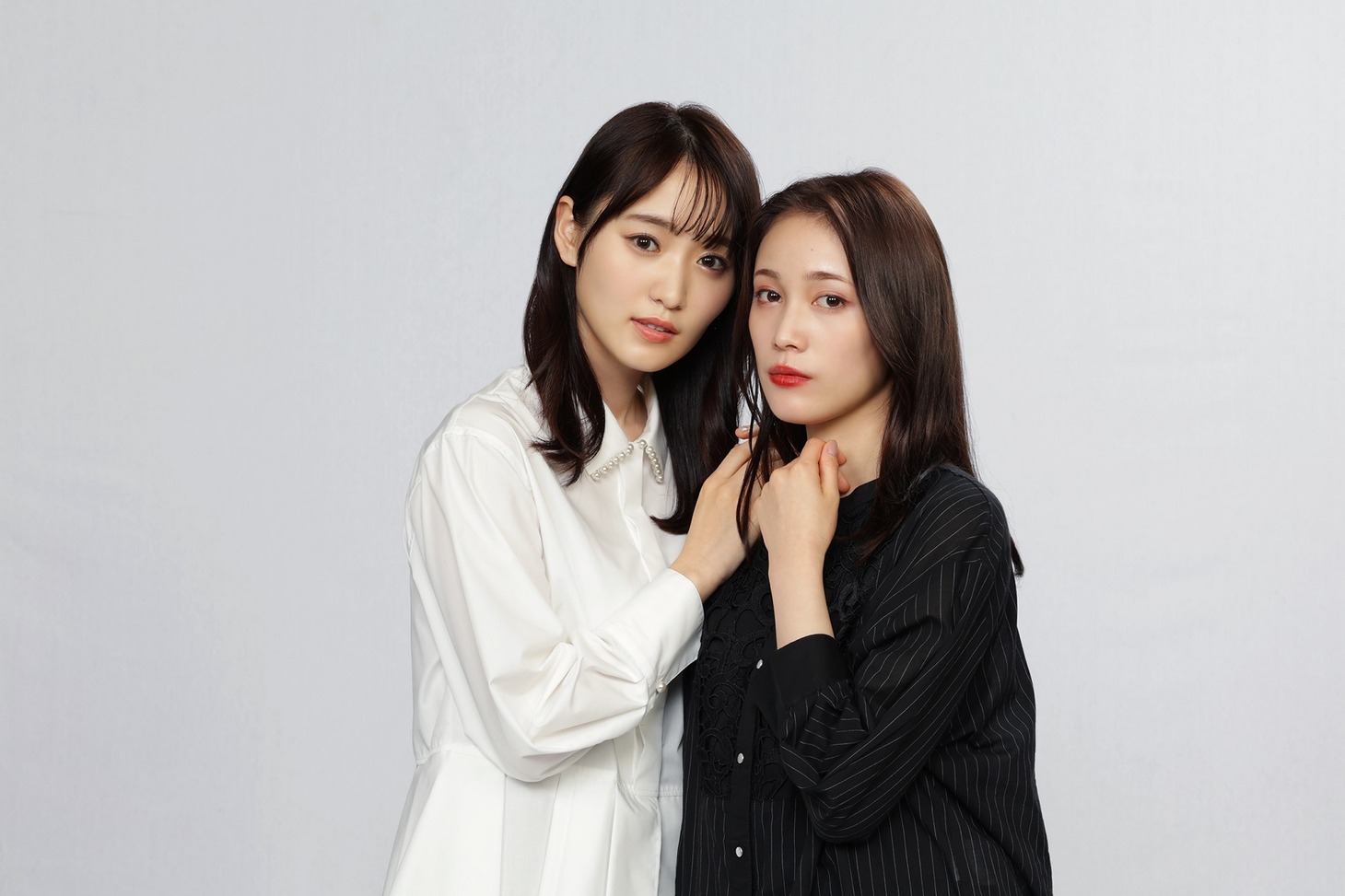 左から菅井友香扮する春本樹、中村ゆりか扮する林冬雨。(c)「チェイサーゲーム W」製作委員会