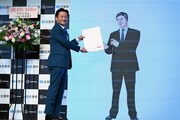 佐賀県知事の山口祥義氏から、副知事の辞令書を交付される島耕作。