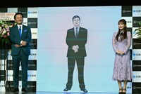 左から佐賀県知事の山口祥義氏、島耕作、中川翔子。