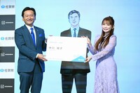 左から佐賀県知事の山口祥義氏、島耕作、中川翔子。