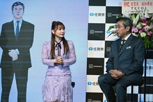 左から島耕作、中川翔子、弘兼憲史。