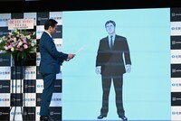 佐賀県知事の山口祥義氏から、副知事の辞令書を交付される島耕作。