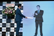 佐賀県知事の山口祥義氏から、副知事の辞令書を交付される島耕作。