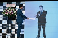 佐賀県知事の山口祥義氏から、副知事の辞令書を交付される島耕作。