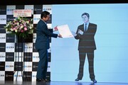 佐賀県知事の山口祥義氏から、副知事の辞令書を交付される島耕作。