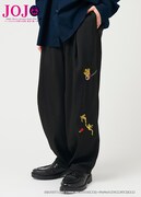 「行けピストルズ！（ジョジョの奇妙な冒険）｜タックワイドパンツ」 (c)LUCKY LAND COMMUNICATIONS/集英社・ジョジョの奇妙な冒険GW製作委員会