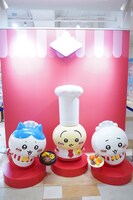 併設するグッズショップに飾られたちいかわ、ハチワレ、うさぎ。