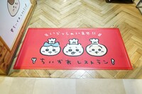 入り口のマットにはちいかわ、ハチワレ、うさぎが描かれている。