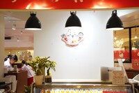 店の柱には笑顔のちいかわの姿が。