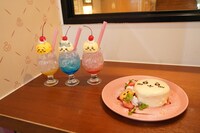 コラボカフェ第1弾「ちいかわカフェ」の復刻メニュー。左からクリームソーダと「ちいかわのお顔パンケーキ」。