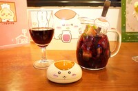 「くりまんじゅうのデカンタサングリア（ノンアル）」とくりまんじゅうの呼び出しベル。