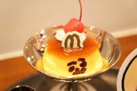 「二代目料理長の気まぐれデザートプレート」に含まれる「むちゃうまプリン」。